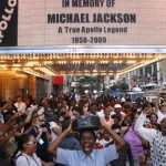 Поклонники провожают Майкла у театра Apollo, Нью-Йорк