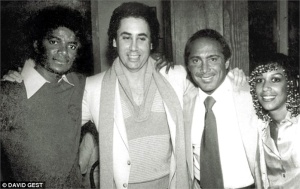 Майкл с Дэвидом Гестом (в центре) и друзьями, начало 1980-х
